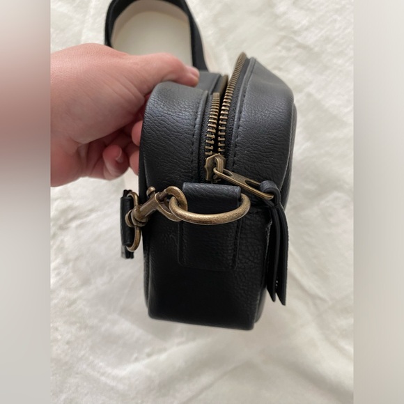 Target- Universal Thread brand black/cream crossbody bag. New condition! - Picture 2 of 5